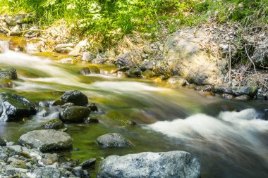  Güzel doğa, dağ nehri