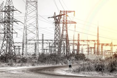 Adam elini kaldırdı ve güneşin doğuşuyla yüksek voltaj direğinde, elektrik direkleri kulelerinde karşılaştı. Elektrik dağıtım istasyonu. Elektrik santrali