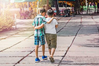 İki erkek parkta sarılma yürüyüş