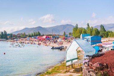 Sevan Gölü 'nde halk plajı. Ermenistan