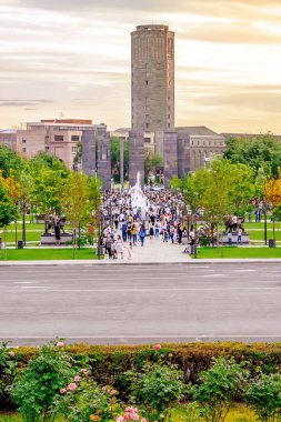 YEREVAN, ARMENIA - 27 Mayıs 2019: Erivan 'ın merkezinde fıskiyeler bulunan yeni parkın görüntüsü