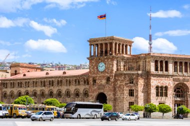 YEREVAN, ARMENYA - 08 Mayıs 2017. Erivan Cumhuriyet Meydanı 'nda Ermenistan Cumhuriyeti Bayrağı