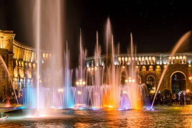 Erivan 'daki Cumhuriyet Meydanı' nda şarkı söyleyip dans eden çeşmeler. Gece şehir ışıkları.