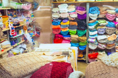 Kumaş ve tekstil ruloları. Piyasada çok farklı renk ve desenler var. Endüstriyel kumaş.