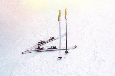 Karda bir çift kayak ve kayak sopası.