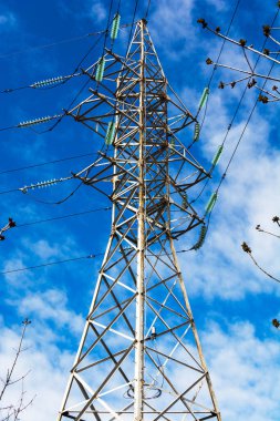 Gökyüzü arka planında yüksek voltaj kulesi. elektrik direği