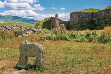 Bir yaz günü Lori Bird kalesinin kapısı. Ermenistan