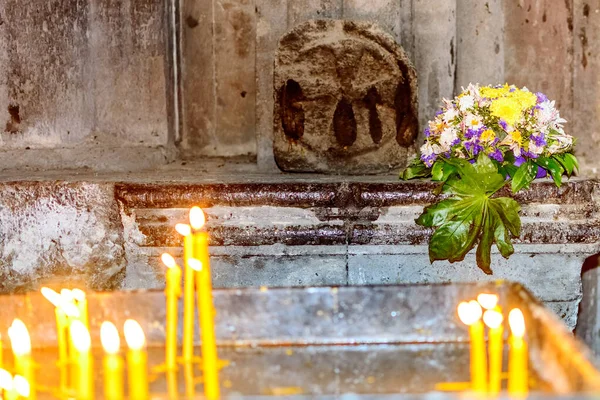 Two Groups Candles Medieval Armenian Apostolic Church Foreground Defocus Bouquet – stockfoto