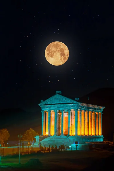 Vista Noturna Templo Pagão Garni Contra Fundo Lua Templo Helenístico — Fotografia de Stock