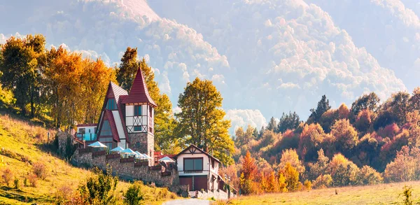 Widok Las Górski Biały Piękny Dom Czerwonym Dachem Armenia — Zdjęcie stockowe