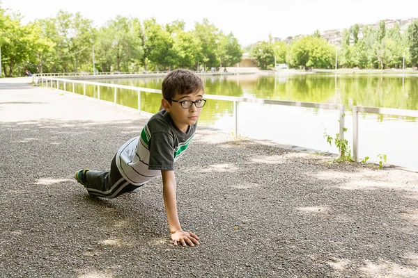 Young Boy Doing Push Ups One Hand Ground Pond Park — Photo