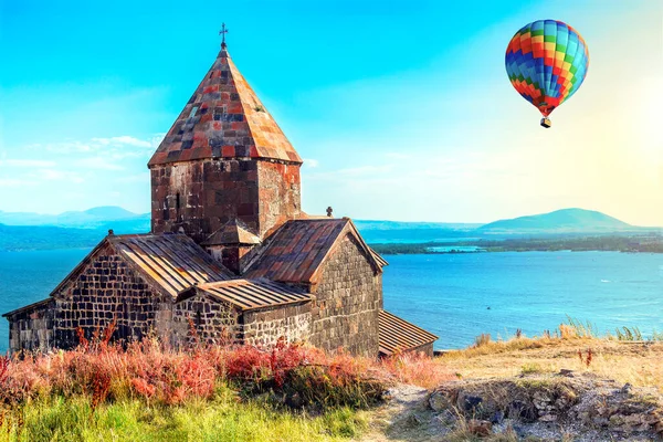 Balão Quente Multicolorido Voa Sobre Lago Sevan Armênia Perto Igreja — Fotografia de Stock