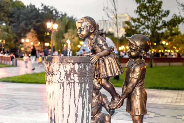 Армения Ереван Сентября 2020 Года Бронзовая Статуя Мальчика Который Помогает — стоковое фото