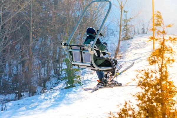 Skier Climbs Ski Lift Ropeway — Stock Fotó