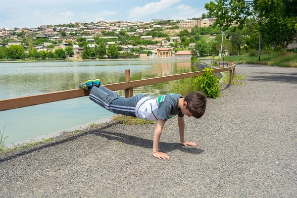 Jovem Fazendo Flexões Chão Contra Uma Lagoa Parque Fundo — Fotografia de Stock