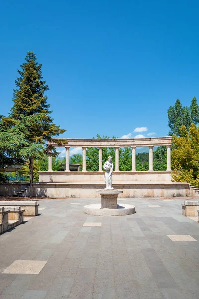 Дилижан Армения Июля 2020 Года Старый Амфитеатр Колоннадой Скульптура Женщины — стоковое фото