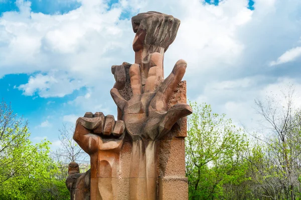 Вірменія Єреван Апріл 2017 Пам Ятник Рук Кулаків Парку Перемоги — стокове фото