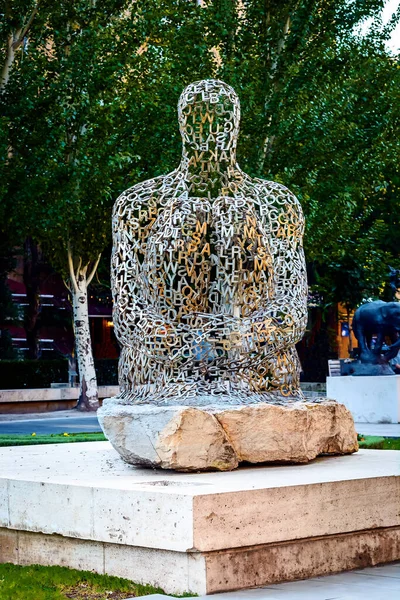 Yerevan Armenia Липня 2018 Статуя Сидячої Людини Літерами Сучасне Мистецтво — стокове фото