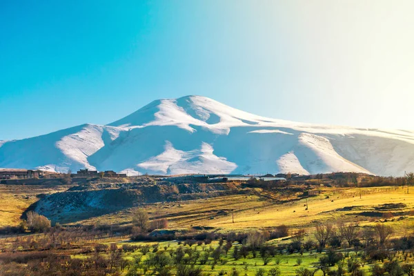 Gyönyörű Táj Hófödte Hegy Kék Ellen Örményország — Stock Fotó