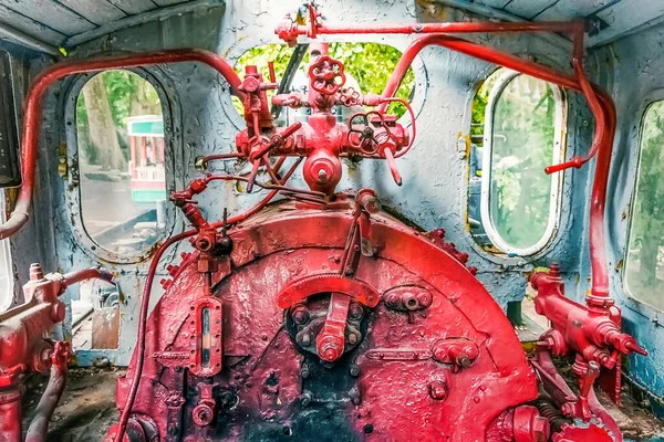 Fechar Velho Enferrujado Motor Trem Para Reparação — Fotografia de Stock