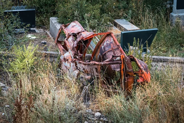 Red Car Acidente Fundo Cemitério — Fotografia de Stock