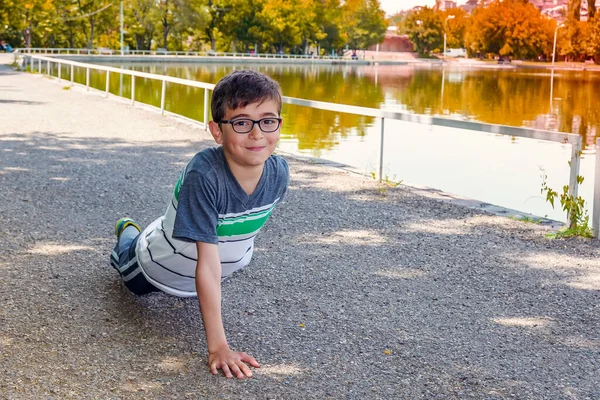 Young Boy Doing Push Ups One Hand Ground Pond Park —  Fotos de Stock