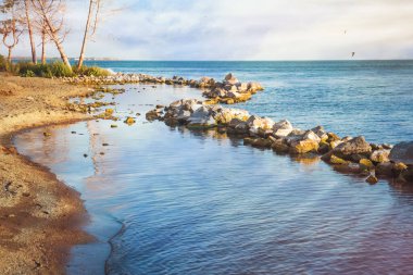 Sevan Gölü 'nün güzel kıyıları. Ermenistan.