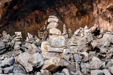Taş cairn kulesi, denge taşları, kaya zen heykeli