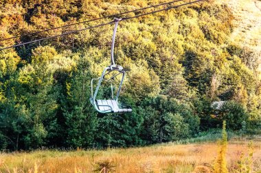 Kablonun yalnız sandalyesi Tsakhkadzor 'daki Ropeway ormanından geçiyor. Ermenistan