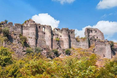 Akhtala 'daki antik Ermeni manastırının yıkıntıları. Ermenistan