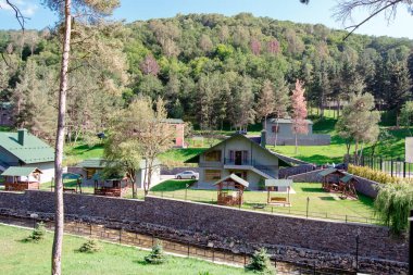 Dağların derinliklerindeki güzel kırsal alan