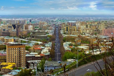 Erivan şehrine yüksek bir yerden perspektif panoramik görüş