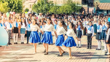 Hrazdan, Ermenistan - 01 Eylül. 2017 yılı. Okul yılının açılışında öğrencilerin dans gösterisi