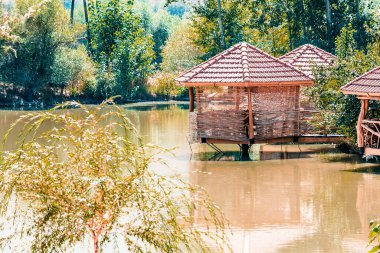 Gölün kıyısındaki kafeteryada.