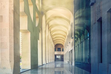 Kemerleri ve sütunları olan uzun ışık koridorları.