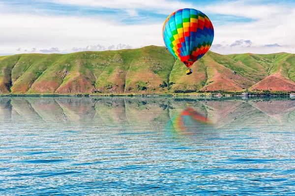 Balão Bonito Multicolorido Voa Sobre Superfície Água Lago Sevan Armênia — Fotografia de Stock