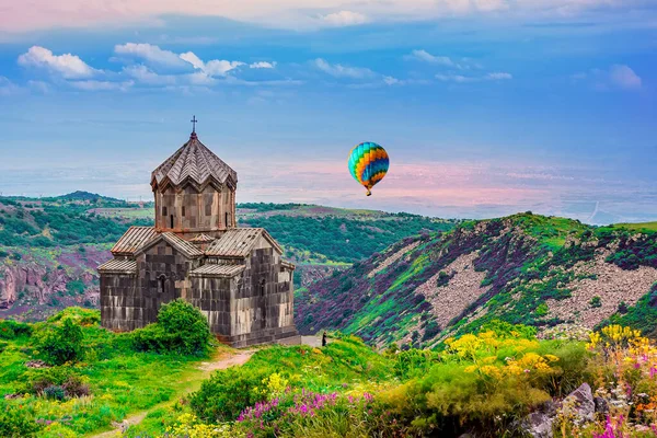 Uma Mulher Fotografa Balão Multicolorido Voando Pela Igreja Amberd — Fotografia de Stock