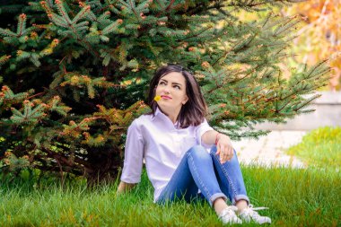 Parkta poz veren mutlu genç kadın. 