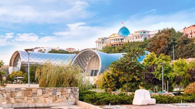 Tiflis / Gürcistan - 05 Eylül 2018: Rike Park 'taki Konser Müziği Sergisi Salonu ve Gürcistan Cumhurbaşkanı' nın Tiflis, Gürcistan 'daki resmi konutu