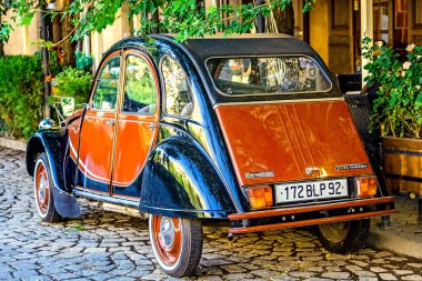 YEREVAN, ARMENIA - 23 Temmuz 2018: Tamanyan caddesinde park edilmiş eski Citroen 2cv Charleston Fransız retro arabası. Arka plan