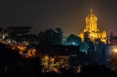 Tiflis 'teki Kutsal Üçlü Katedrali' nin gece manzarası, Tsminda Sameba