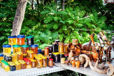 Gürcistan - 06 Eylül 2018: Çeşitli hatıralar ve kavanozlarda satılık bal, Mtskheta Georgia