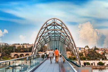 Tiflis / Gürcistan - 05 Eylül 2018: Tiflis, Gürcistan 'da Barış Köprüsü. Köprü, Tiflis 'in sembollerinden biridir.