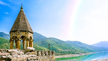 Ortaçağ Ananuri kalesinden Kura Nehri 'nin güzel panoramik manzarası