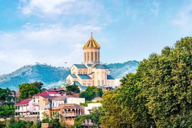 Tiflis, Gürcistan'daki kutsal üçlü katedral Tsminda Sameba görünümünü.