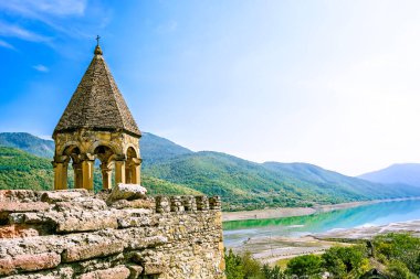 Ortaçağ Ananuri kalesinden Kura Nehri 'nin güzel panoramik manzarası