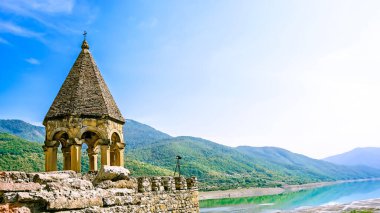 Ortaçağ Ananuri kalesinden Kura Nehri 'nin güzel panoramik manzarası