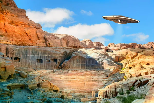Ufo Létající Nad Jeskyněmi Vytesanými Rose City Petra Jordánsko Jeden — Stock fotografie