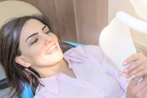 Young Pretty Girl Dentists Office Looks Mirror Her Teeth — Stockfoto