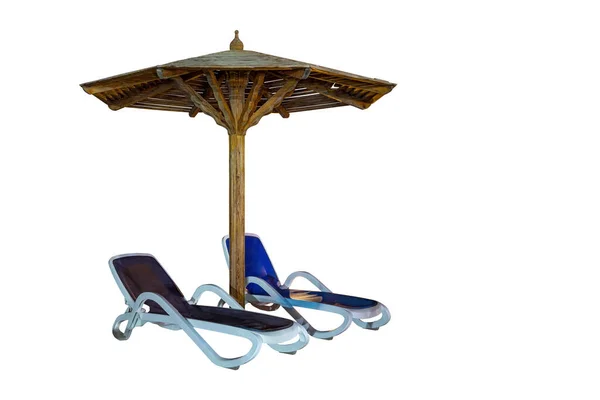 Duas Cadeiras Praia Espreguiçadeiras Espreguiçadeiras Com Guarda Chuva Isolado Fundo — Fotografia de Stock